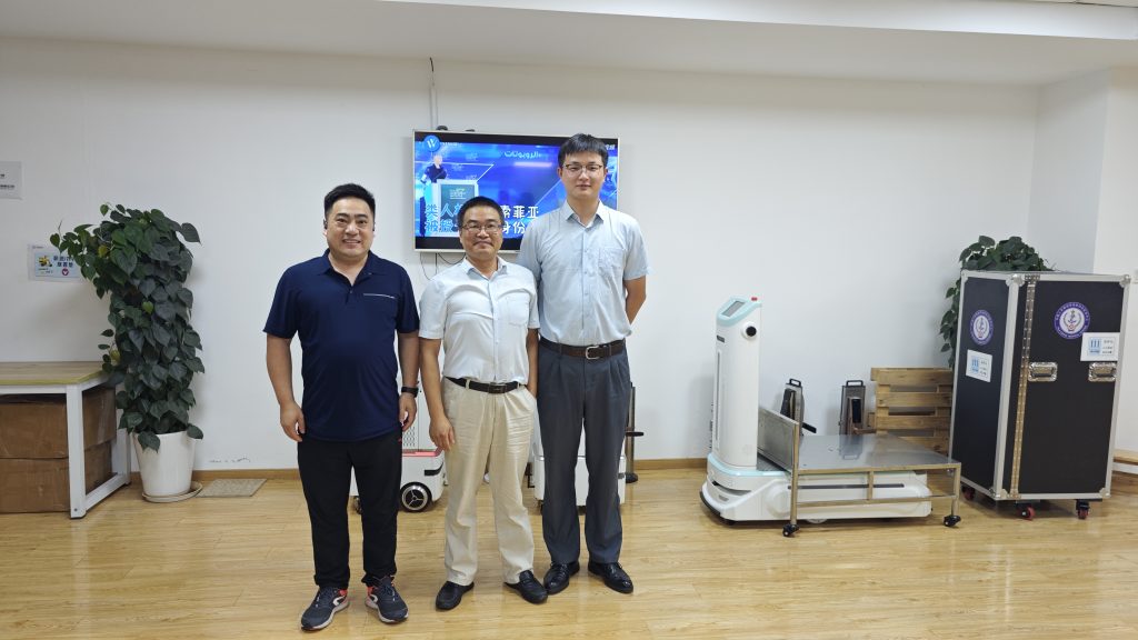 常根景秘书长 8 月 22 日光临灵至科技研讨机器人与人工智能教育资源等事务