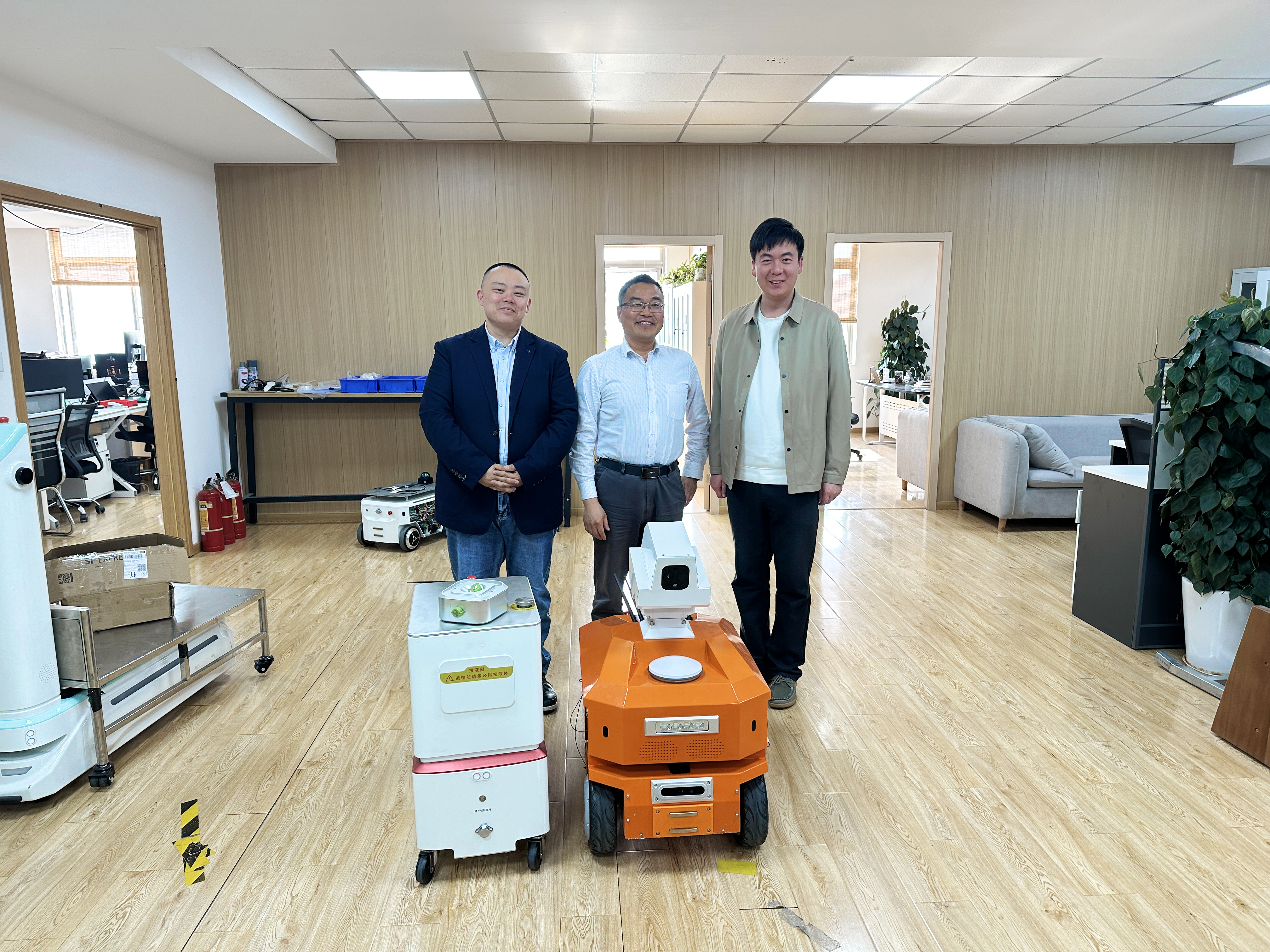 欢迎中关村数智人工智能产业联盟副理事长、秘书长贾昊，上海智期科技董事长甘毅一行莅临灵至指导！