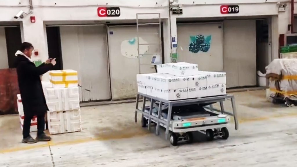 灵至四转八驱运输机器人入驻上海西郊国际农贸产品交易中心，智能物流革新传统货运模式